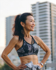 運動をする健康的なアジア人の中年女性