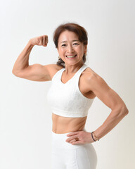 運動をする健康的なアジア人の中年女性