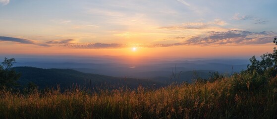 Obraz premium Panoramic view of a mountain sunset