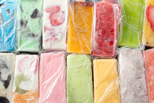 A top down view of several paletas.