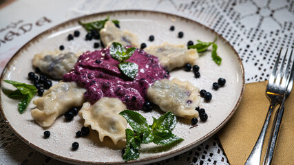 Pierogi z jagodami na talerzu © Patrick