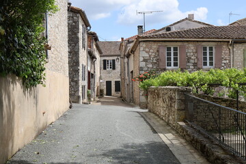 Rue bordée de maisons typiques dans le village, village de Monflanquin, département du Lot et Garonne, France