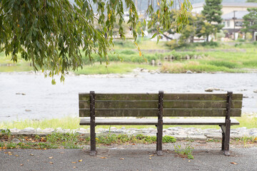 川沿いにある無人のベンチ。癒しの風景