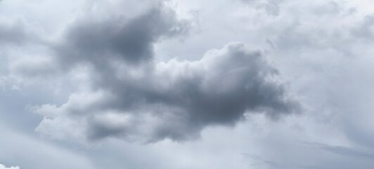 Obraz premium Cloudy skies make the sky look dark.