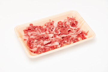 トレーに盛られた国産牛こま切れ肉のアップ写真