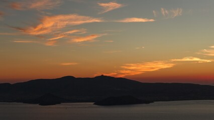 Coucher de soleil doré sur les îles grecques avec nuages spectaculaires et mer calme
