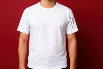 赤い背景の白いTシャツを着た男性の胴体アップ、モックアップ