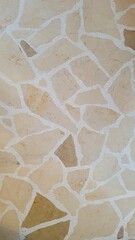 Sol en pierre reconstituée beige et blanche, motif fissuré irrégulier pour décoration...