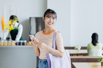 カフェの来店する若い女性