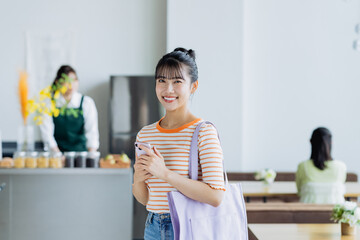 カフェの来店する若い女性