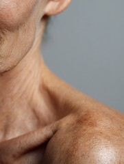 Naklejka premium Cropped shoulder skin for the elderly, emphasizing fine texture and light wrinkles.