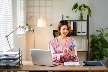 Obraz premium Businesswomen using smartphone payments online shopping at office.