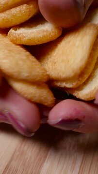 Video asmr del taglio dei Pavesini, biscotti secchi con poche calorie