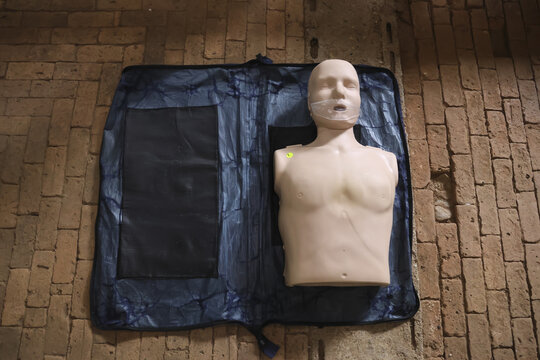 CPR dummy carrying case medical training dummy practice resuscitation emergency response tool human torso model healthcare education skill development life saving technique rescue simulation