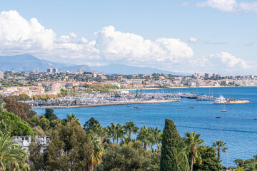 Naklejka premium Vue panoramique sur le port et la baie de la Côte d’Azur avec palmiers et mer turquoise