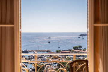 Fototapeta premium Vue mer élégante depuis une fenêtre sur le port de la Côte d’Azur