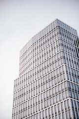 Hochhaus in Hamburg bei Abenddämmerung