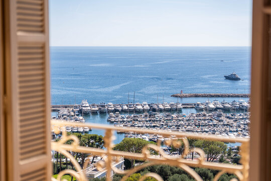 Vue depuis la fen&ecirc;tre sur le port et la mer M&eacute;diterran&eacute;e
