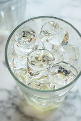 유리잔 속에 담긴 시원한 얼음들 