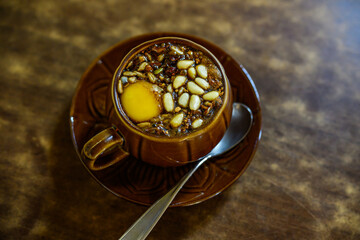 갈색 접시와 잔에 담긴 쌍화차 