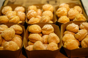 여러 종이 그릇에 담긴 작은 빵들 