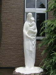 長崎県平戸市、海の街らしい歩道に描かれた帆船のタイル