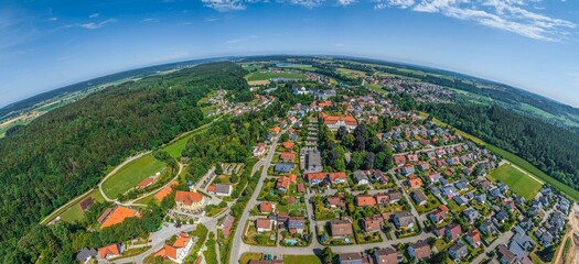 Die mittelschwäbische Ortschaft Lautrach in der Region Donau-Iller aus der Vogelperspektive