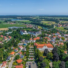 Die mittelschwäbische Ortschaft Lautrach in der Region Donau-Iller aus der Vogelperspektive