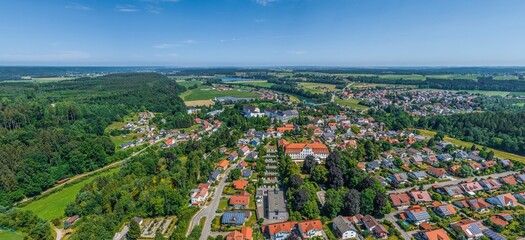 Die mittelschwäbische Ortschaft Lautrach in der Region Donau-Iller aus der Vogelperspektive