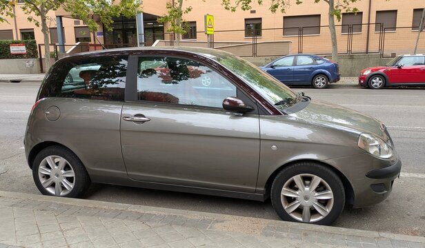 Autom&oacute;vil Lancia Ypsilon aparcado en una calle de Madrid, Espa&ntilde;a, 30 de septiembre de 2025