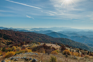 ampia vista panoramica su un vasto ambiente collinare sul confine tra Italia e Slovenia, dall'alto,...