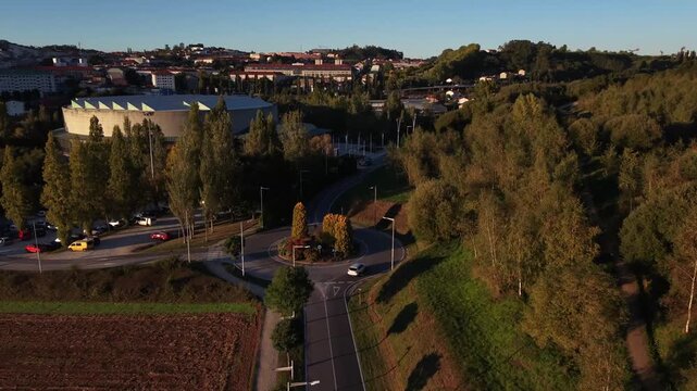 coche blanco conduciendo por una carretera secundaria poco transitada durante el aterdecer. Vista aerea 4k.