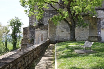 Banc dans la verdure devant un point de vue, village de Monflanquin, d&eacute;partement du Lot et Garonne, France
