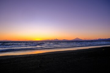 Fototapeta premium 夕日と富士山を望む湘南の海岸｜旅行や観光に使える絶景素材
