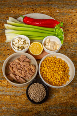 Produkty do pysznej sałatki z tuńczykiem i selerem naciowym