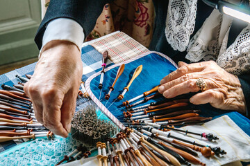 Dentellière travaillant sur son ouvrage © Concept Photo Studio