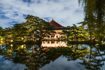 Obraz premium Gyeongbokgung Palace at night in South Korea, with the name of the palace 'Gyeongbokgung' on a sign, 