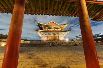 Fototapeta premium Gyeongbokgung Palace at night in South Korea, with the name of the palace 'Gyeongbokgung' on a sign, 