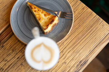 Latte Macchiato mit Latte Art Herz und Kuchen von oben