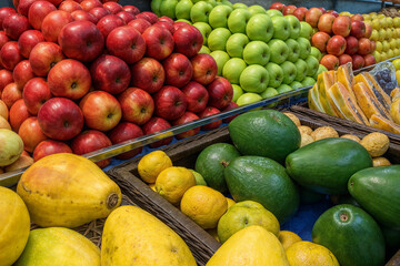 Frutas maçã e maçã verde deliciosas em mercado