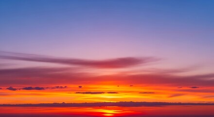 Obraz premium Vibrant Sunset Sky with Fiery Clouds and Horizon Glow.