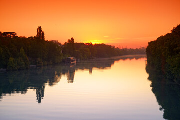 Obraz premium Seine river bank in L'Île-Saint-Denis city