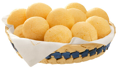 cesta de palha com porção de pão de queijo isolado em fundo transparente