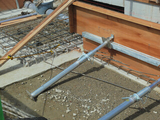 A steel device used to support the wooden plate for concrete work.