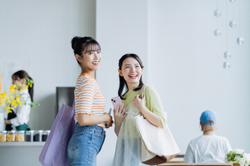 カフェに来店する若い女性