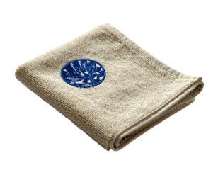 Gros plan artistique de broderie bleue sur tissu coton beige texturé