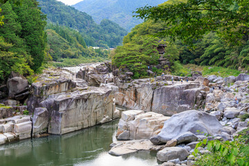 長野県上松町・寝覚めの床 ― 緑豊かな森と清流に囲まれた美しい岩肌の渓谷風景