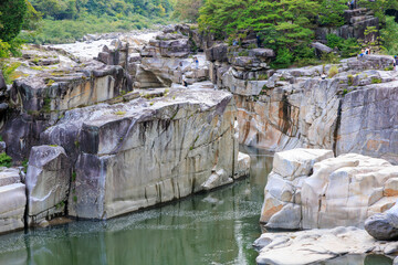 長野県上松町・寝覚めの床 ― 緑豊かな森と清流に囲まれた美しい岩肌の渓谷風景
