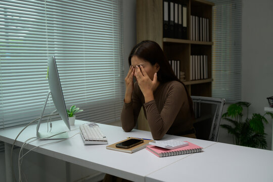 Woman experiencing eye strain from long computer work