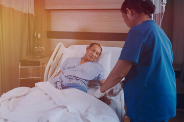 Obraz premium A doctor or nurse is caring for a patient with respiratory problems. A portable oxygen concentrator or other type of oxygen generator.